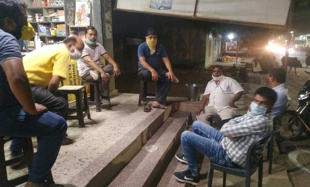 पिथौरा : नगर पंचायत अध्यक्ष व व्यापारी संघ के पदाधिकारियों के साथ बैठक में दुकान खोलने एंव बन्द करने समय सीमा निर्धारित