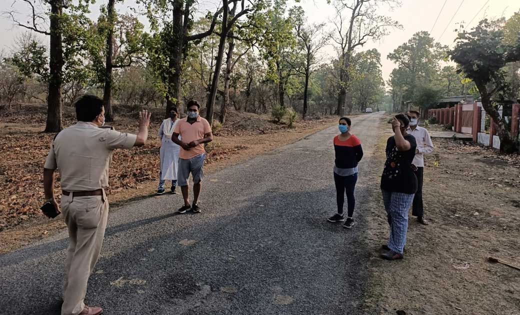 विडियो :  मॉर्निंग वॉक पर निकले लड़को को पुसअप करने की मिली स... - CG Sandesh