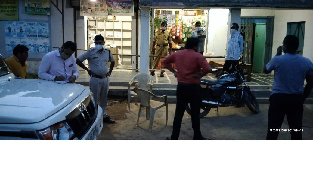 पिथौरा: प्रशासन द्वारा सतत निगरानी ,लोगो को कर रहे जागरूक ,गाइडलाइन पालन न करने वालो दुकानदारों पर कर रहे चलानी कार्रवाई