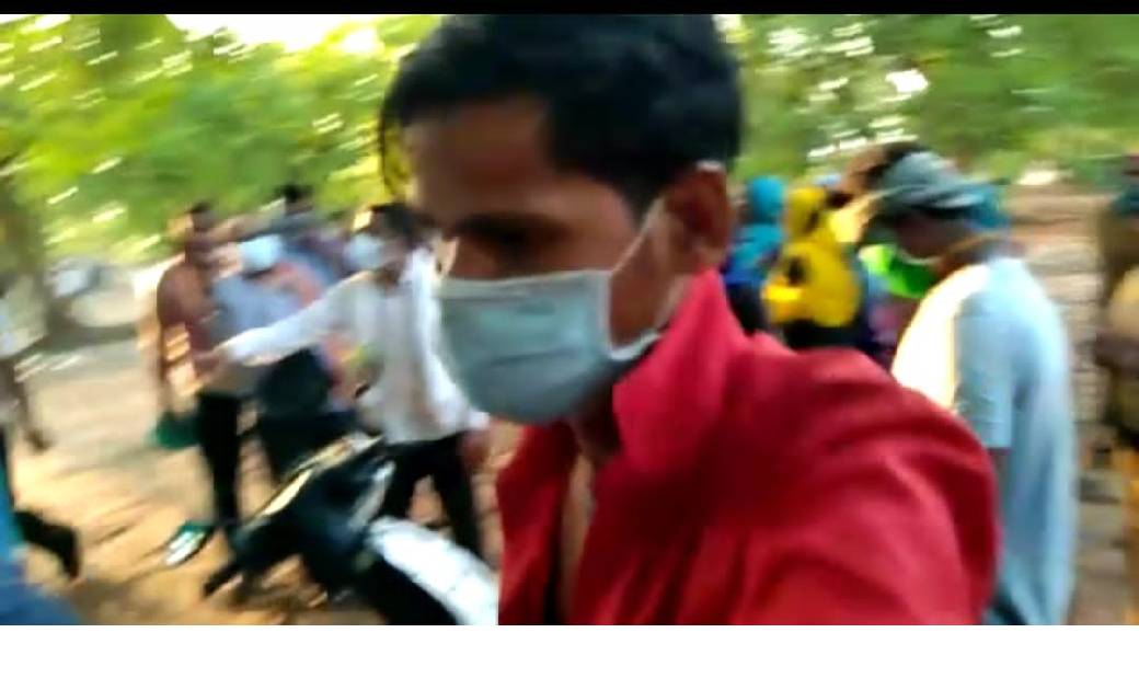 छत्तीसगढ़- जगंल में 52 परियों का चल रहा था खेल..। जुआरियों को सबक सिखाने सरपँच के साथ लाठी डंडा लेकर पहुंच गये ग्रामीण…