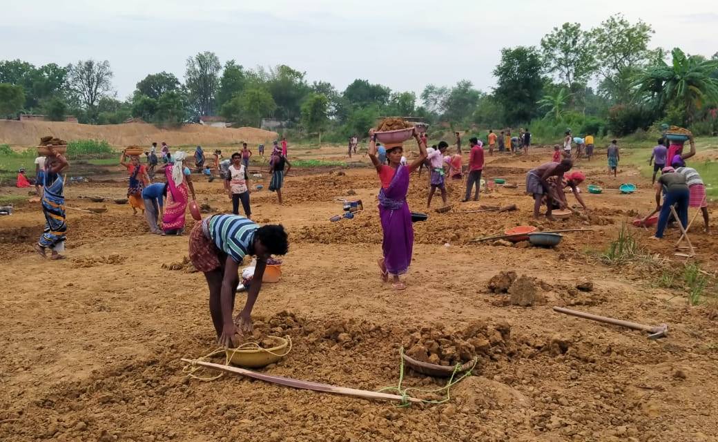 पिथौरा : ग्राम सानटेमरी मैं महात्मा गांधी नरेगा योजना ग्रामी... - CG Sandesh
