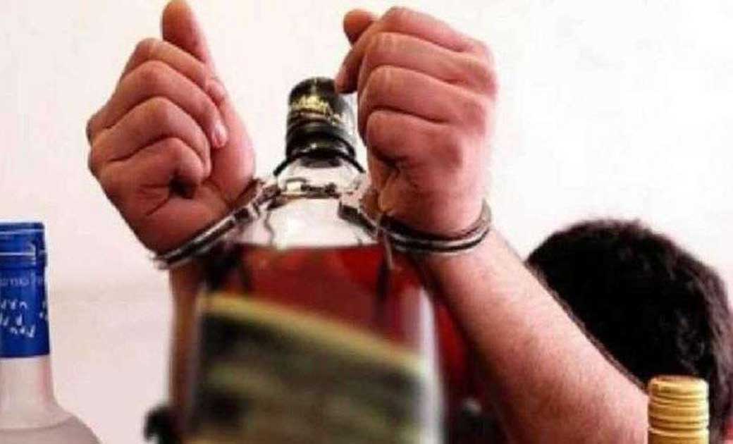 बागबाहरा : 7 लीटर महुआ के साथ एक व शराब पीने की सुविधा उपलब्ध कराते एक पकड़ा गया. 