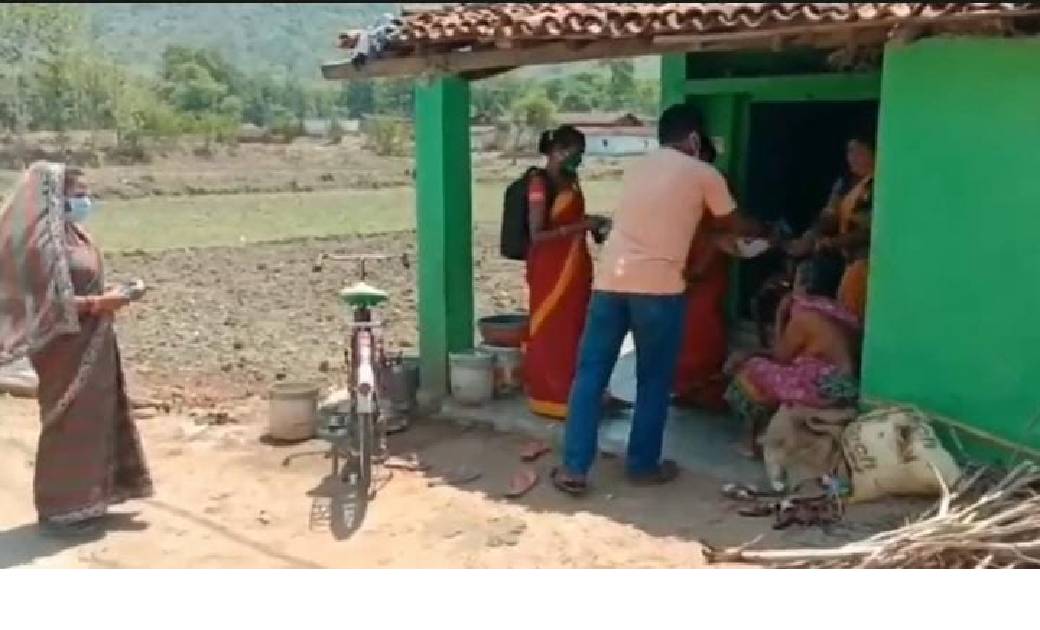 घर- घर जाके मास्क का किया वितरण समाजसेवी गणेश पोड़ ने - CG Sandesh