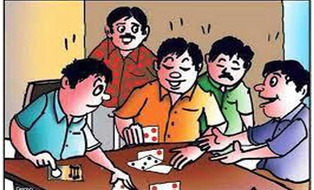बागबाहरा : तालाब के पास खेत में जुआ खेल रहे तीन लोगों को पुलिस ने पकड़ा.