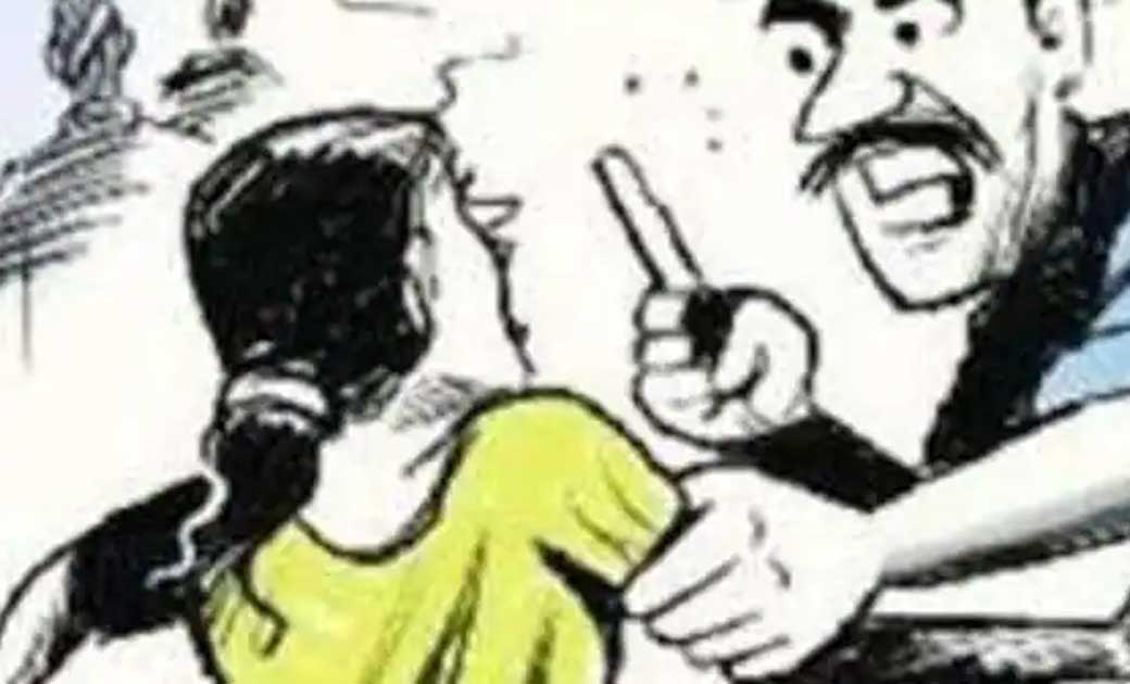 बसना : मेरे आम को ले जा रही हो कहकर महिला से अश्लील गाली गलौच व मारपीट