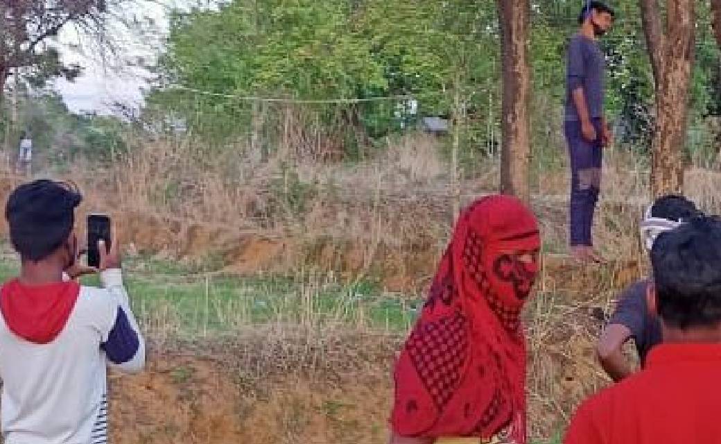 बेरोजगारी से तंग आकर 24 वर्षीय युवक ने की आत्महत्या....पेड़ के टहनी से लटकता मिला युवक का शव.....