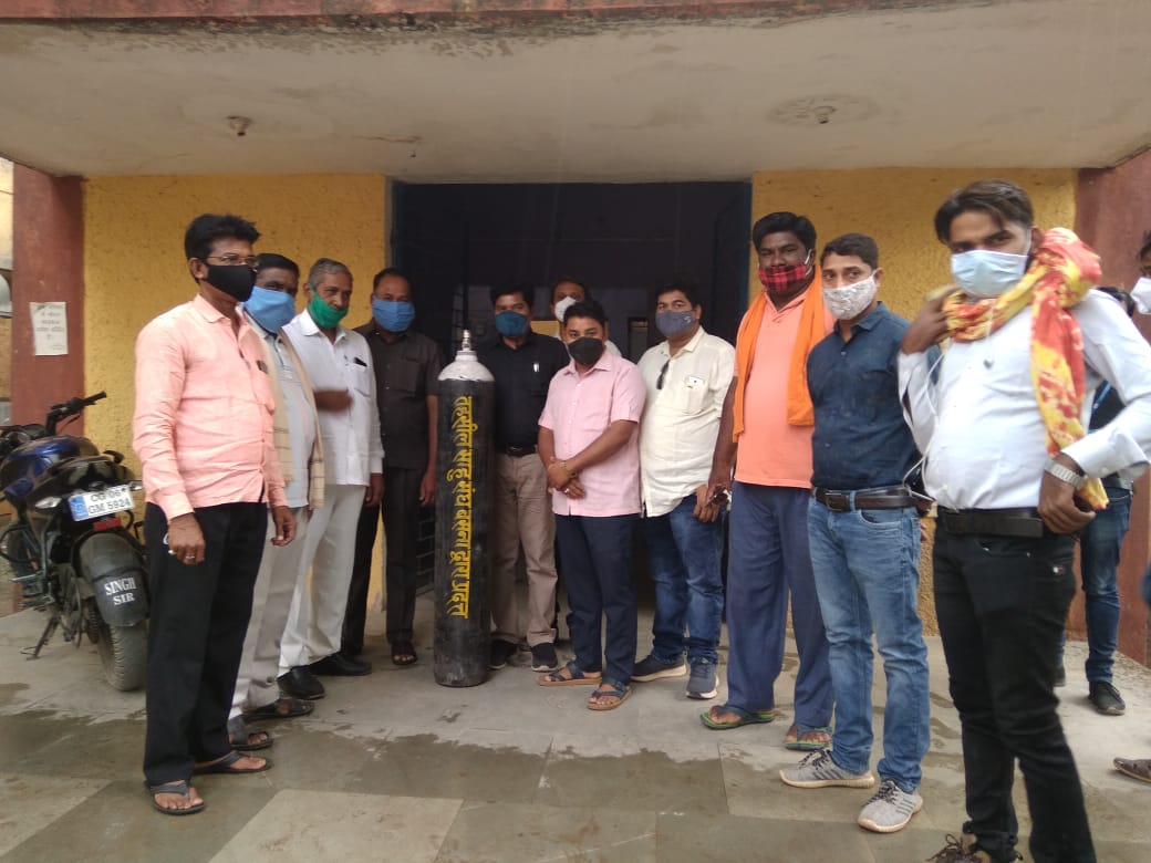 तहसील साहू संघ बसना ने आक्सीजन सिलेंडर मुख्य चिकित्सा अधिकार... - CG Sandesh