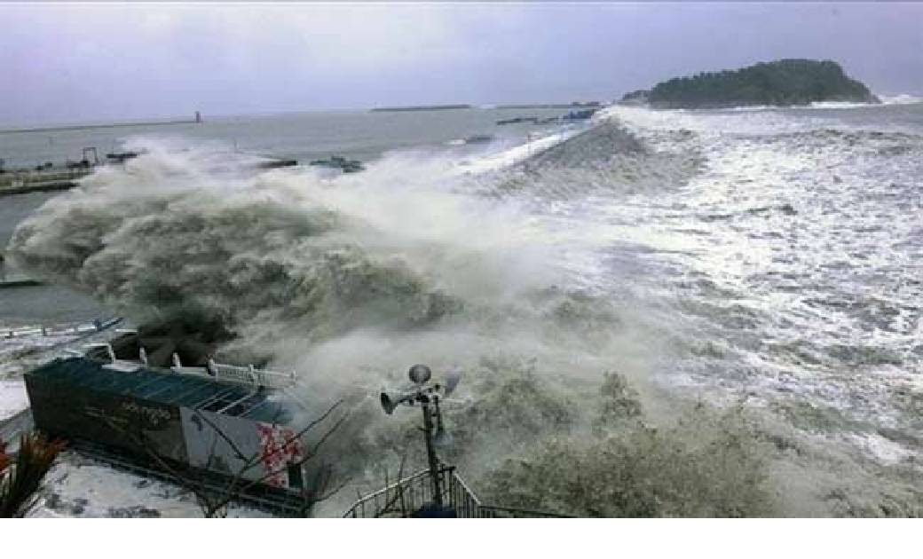 महाराष्ट्र: 'तौकते' तूफान का कहर, नौसेना ने बॉम्बे हाई के पा... - CG Sandesh