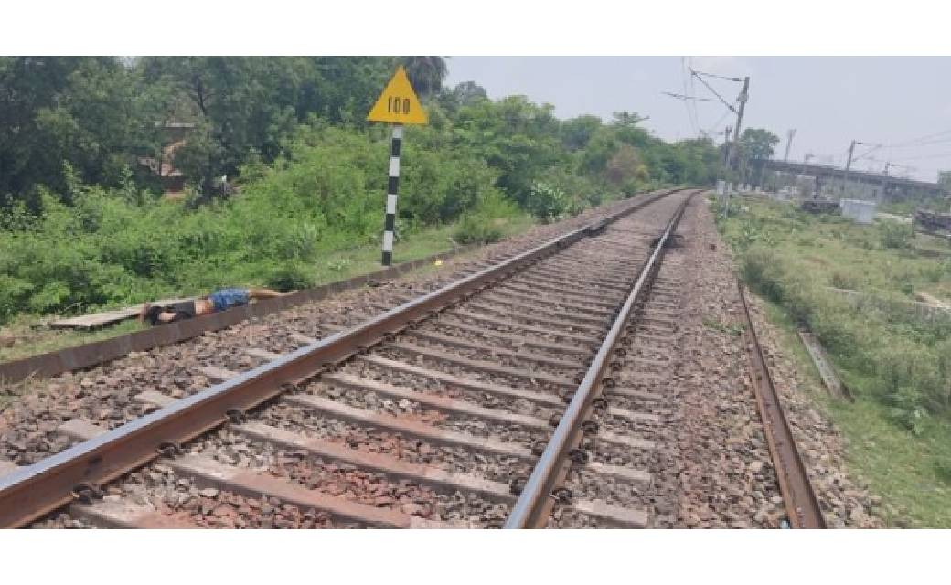 रेलवे ट्रैक पर एक व्यक्ति की संदिग्ध लाश मिलने से क्षेत्र में फैली सनसनी...