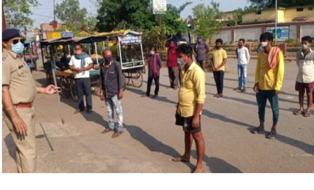 बेवजह घूमने वालों को रायगढ़ पुलिस द्वारा दिया जा रहा अनोखा दण्ड... चौक की पहरेदारी की मिल रही सजा, तो कहीं कराया जा रहा शारीरिक कार्य, कहीं दिया जा रहा मास्क गिफ्ट...