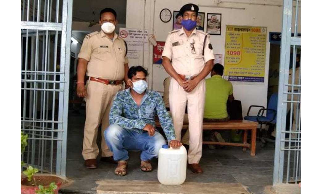 पिथौरा: 10 लीटर महुआ शराब के साथ एक व्यक्ति गिरफ्तार