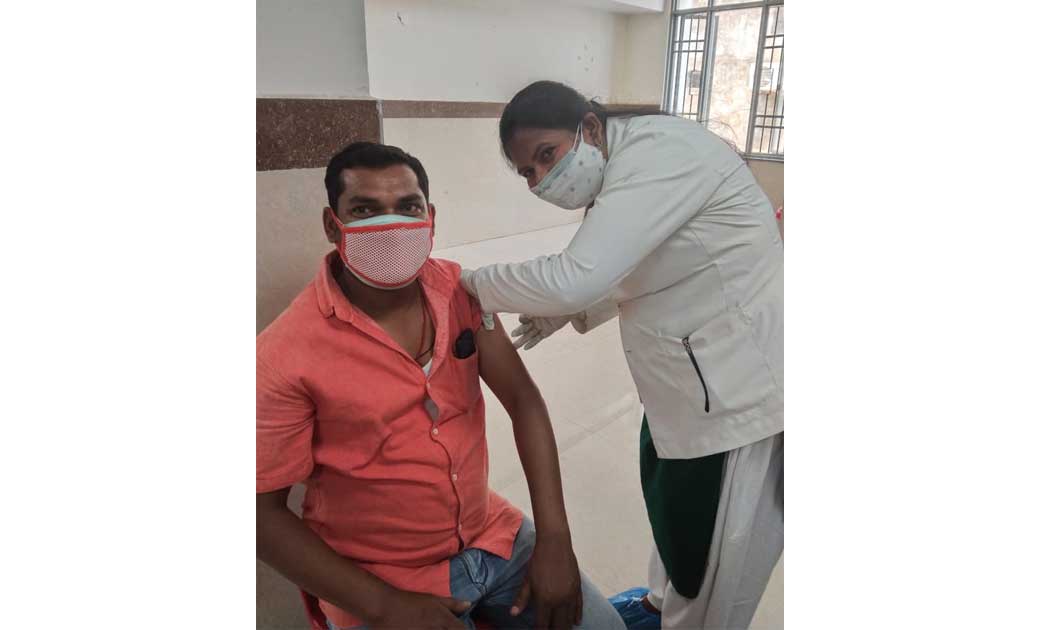 पिथौरा : नगर पंचायत पार्षद ने लगवाई कोरोना वैक्सीन ,वैक्सीन पूर्णतः सुरक्षित टीका लगवाने आम जनता से की अपील