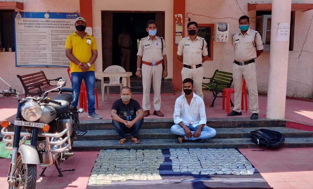 110 पाउच हिरण छाप और 125 पाउच जेब्रा छाप उडिसा राज्य निर्मित महुआ शराब के साथ 2 व्यक्ति गिरफ्तार
