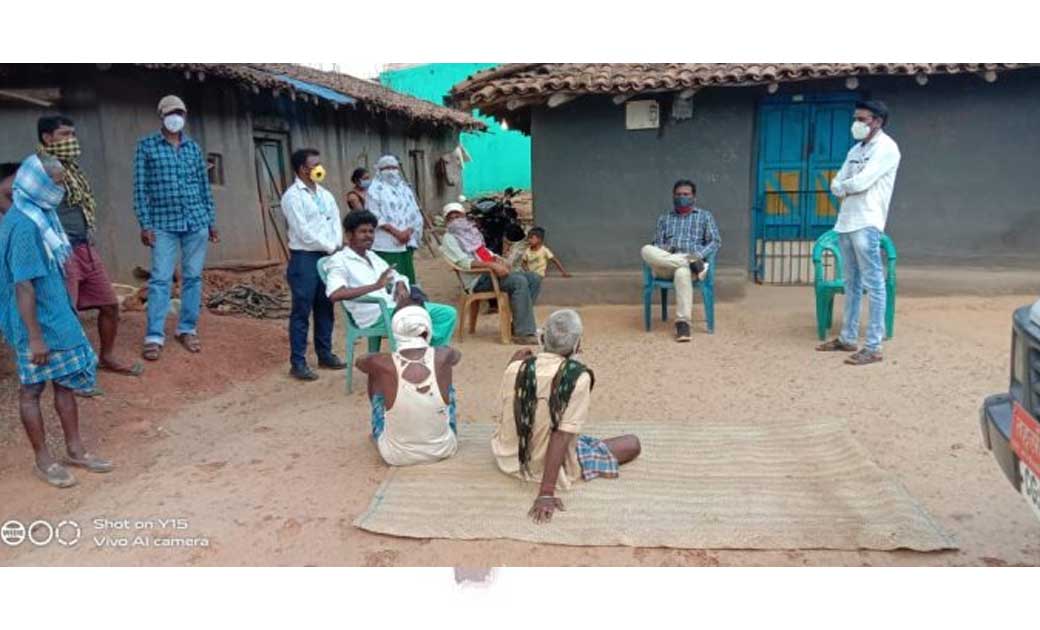 संन्ना तहसीलदार उदय राज सिंह  टीकाकरण के लिए लोगों को कर रहे जागरूक