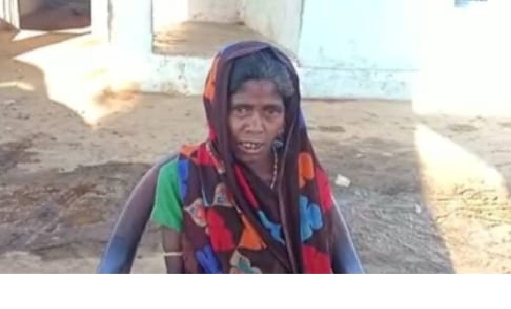 गरीब आदिवासी महिला के आवास का पैसा हड़प गया ठेकेदार सेठ..सरपंच पीड़ित महिला के पक्ष में कराएंगे दोषी पर एफआईआर...!