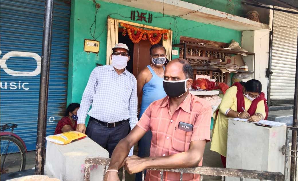 पिथौरा : लॉक डाउन में खुले मिले एक दुकान को एसडीएम ने किया सील