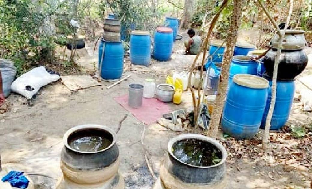 बसना के गली मोहल्ले में धड़ल्ले से बिक रहा अवैध शराब, बरोली ... - CG Sandesh