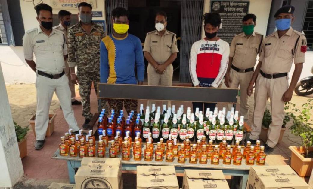 कोरोनाकाल मे शराब की तस्करी करने वालों पर सरिया पुलिस की गिरी गाज...70 लीटर अंग्रेजी शराब के साथ पकड़ाए तस्कर..