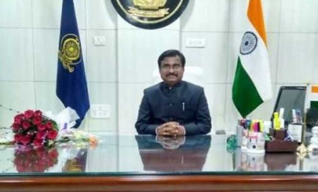 कलेक्टर महादेव कावरे ने हेल्प डेस्क के  माध्यम से टिकाकरण के लिए हितग्राहियों का पंजीयन करने के निर्देश दिए