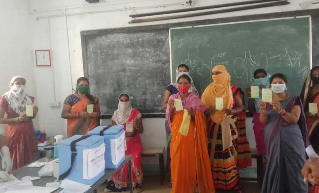 महिला समूह के सदस्यों का शत-प्रतिशत टीकाकरण - CG Sandesh