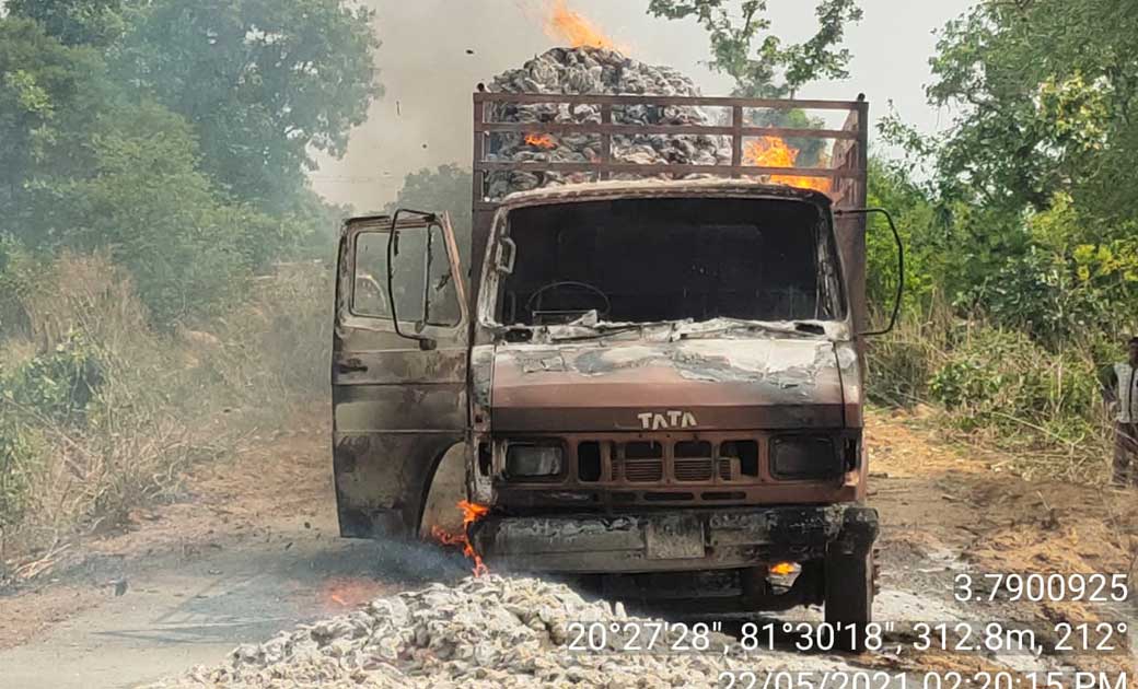 तेंदूपत्ता से भरा ट्रक करंट के चपेट में आने से जलकर हुआ खाक