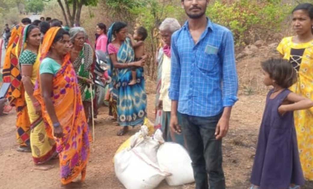 दो गांव की महिलाओं ने 6 शराब तस्करों को पकड़ 175 लीटर महुआ शराब के साथ अर्टिगा कार किया पुलिस के सुपुर्द...