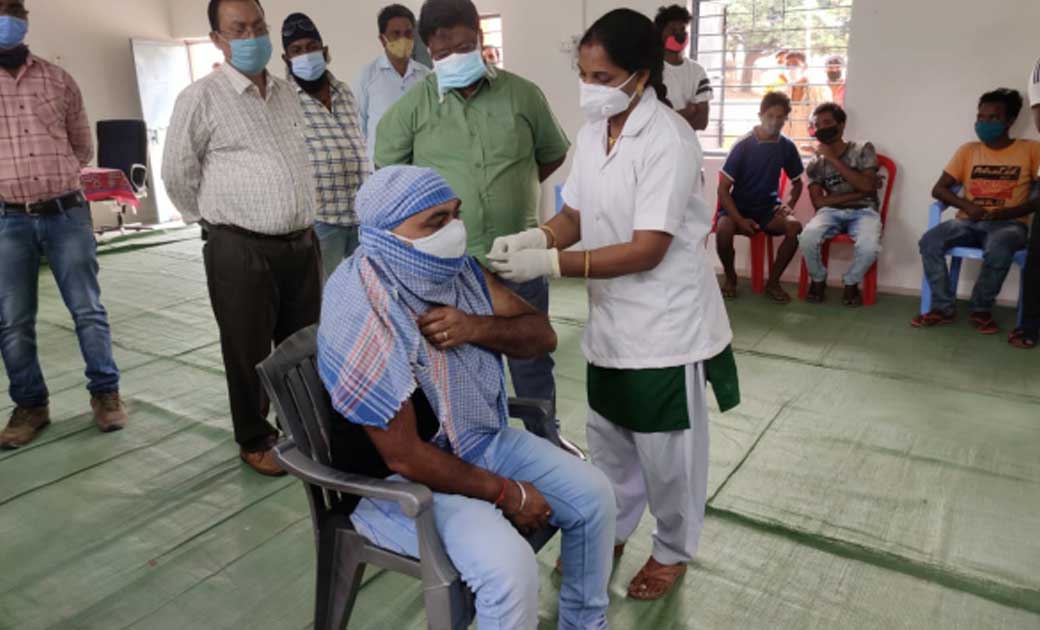 जशपुर जिला में  18 से 44 आयु वर्ग के अंत्योदय कार्ड धारी परिवार के सदस्यों का टीकाकरण हुआ
