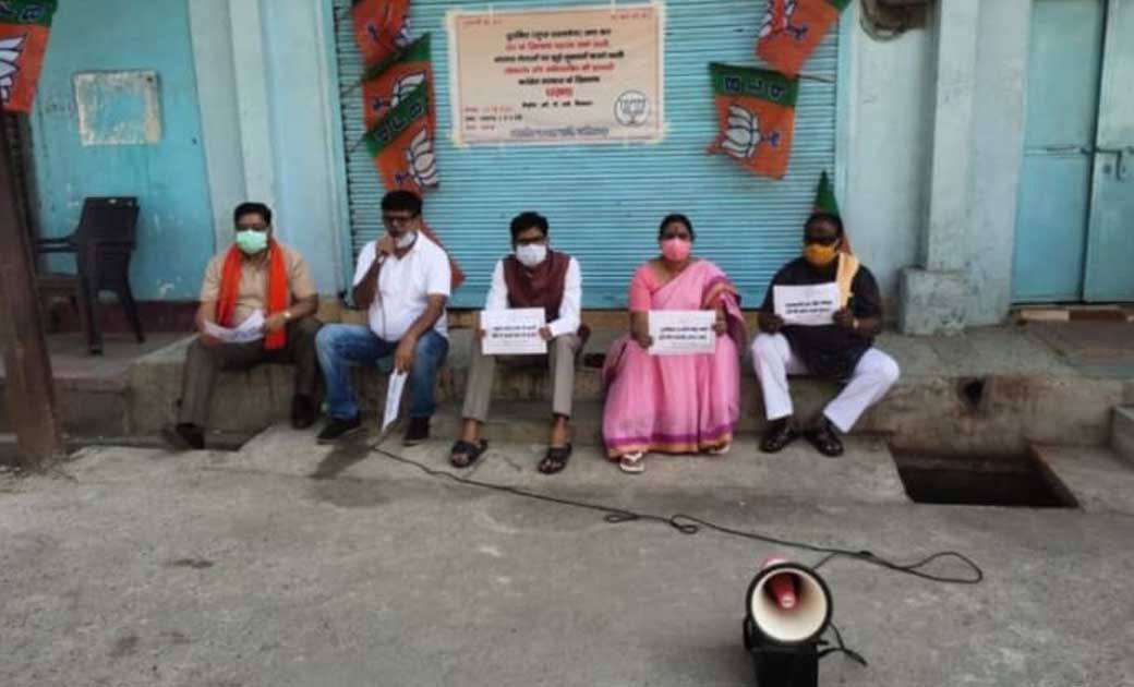 सांसद गोमती साय, ओपी चौधरी,उमेश अग्रवाल समेत और पूर्व मंत्री सहित कई भाजपा नेता कोतवाली के सामने धरना बैठ कर रहे हैं गिरफ्तारी की मांग…