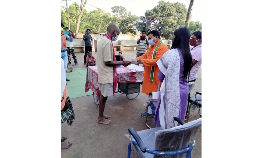 आकाशीय बिजली के चपेट में आने से हुई थी तीन की मौत, मृतकों के परिजनों को चार-चार लाख रुपये का मुवावजा