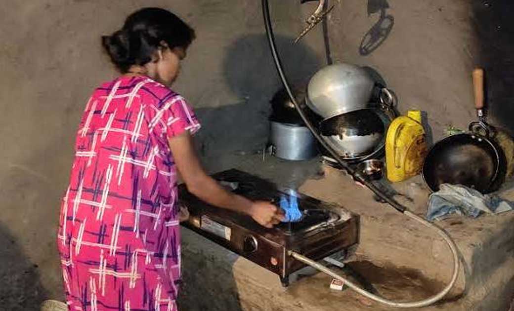 जशपुर : जिले में बायोगैस संयंत्र स्थापित होने से ग्रामीणों को सस्ता व साफ ईंधन हो रहा है प्राप्त