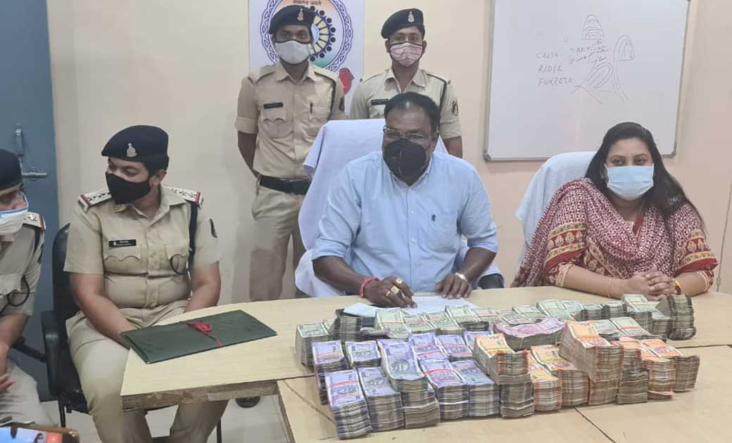 सिंघोड़ा  : 72 लाख 50 हजार रूपयें नगदी का अवैध परिवहन करते जि... - CG Sandesh