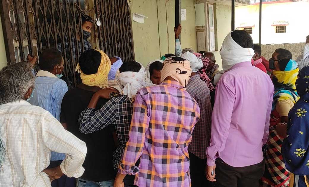 कांकेर : जिला सहकारी बैंक में जुटी किसानों की भीड़, नहीं हुआ नियमों का पालन