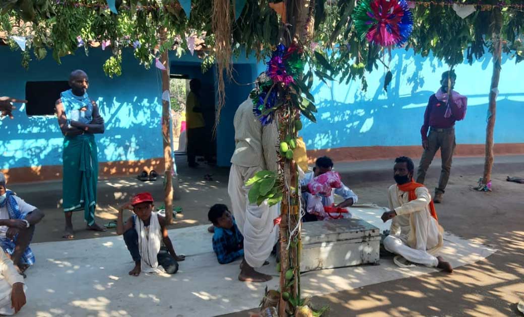 सोशल डिस्टेंस का पालन करते हुए 10 लोगों से कम की उपस्थित में  शादी समारोह संपन्न कराया  गया