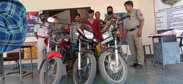 चोरी की मोटरसाइकिल के साथ दो गिरफ्तार