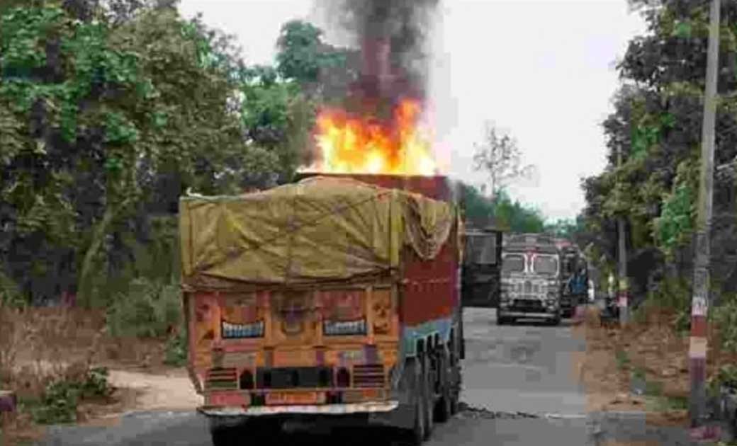 कोयला से लदी चलती ट्रक में लगी आग, ट्रक चालक व स्वामी सुरक्षित
