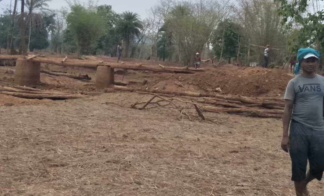 बांगाचार में श्रमदान से फिर बनाया गया अस्थाई लकड़ी का पुल