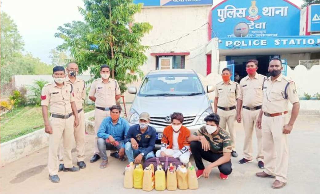 महुआ शराब की तस्करी करते 4 आरोपियों को चेकिंग के दौरान पुलिस ने किया गिरफ्तार