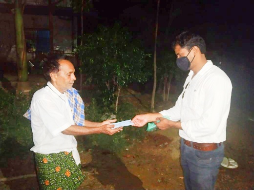 रक्तदान सेवा समिति के द्वारा लोगों को मास्क वितरण कर कोविड19... - CG Sandesh