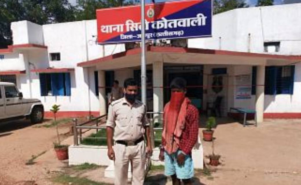 शादी देखने चलो कहकर, जंगलो मे ले जा कर किया दुष्कर्म, आरोपी गिरफ्तार