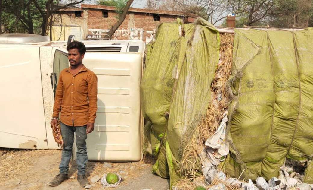 बिना ई पास के धड़ल्ले से  दौड रही है गाड़िया...पपीते से भरा हुआ ओवरलोड पिकअप पलटा...