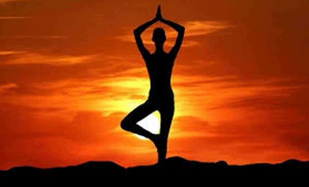 जशपुर : पत्थलगांव कोविड सेंटर में मरीजों को शारिरीक और मानसिक रूप से स्वस्थ रहने के लिए करवाया जा रहा है योग अभ्यास