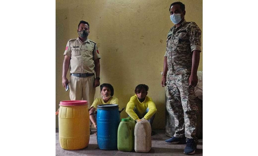 गाड़ियों से डीजल चोरी करने वाले दो युवक गिरफ्तार..पुलिस ने 100 लीटर डीजल के साथ पकड़ा....