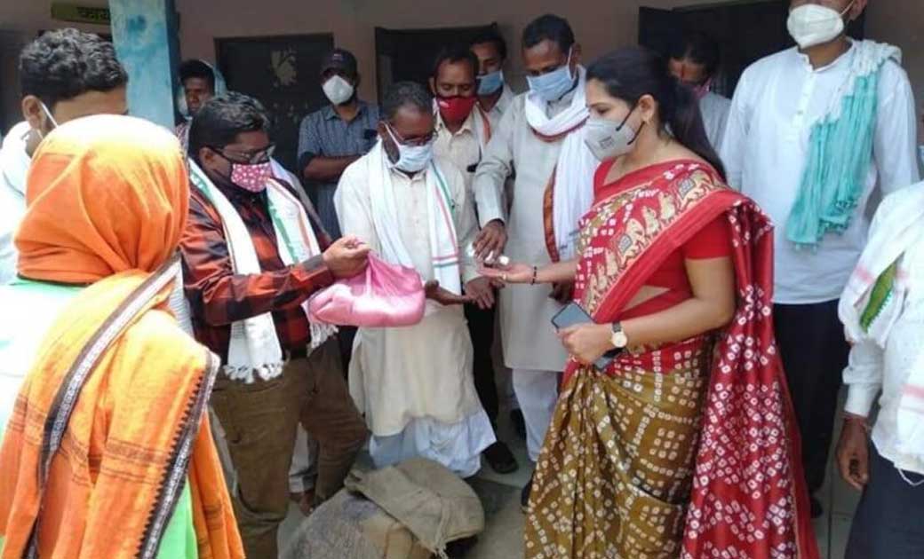 झाखरपारा में कोरोना से पीडि़त मरीजों के परिजनों को सुखा राशन... - CG Sandesh