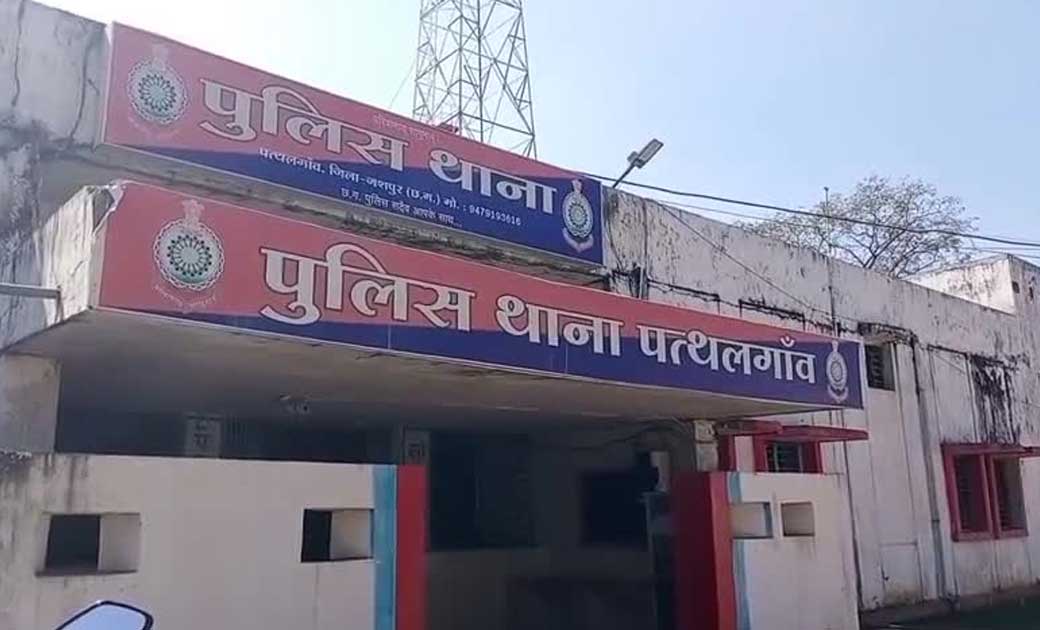 घर के बाहर खड़ी  टाटा मैजिक वाहन  की चोरी