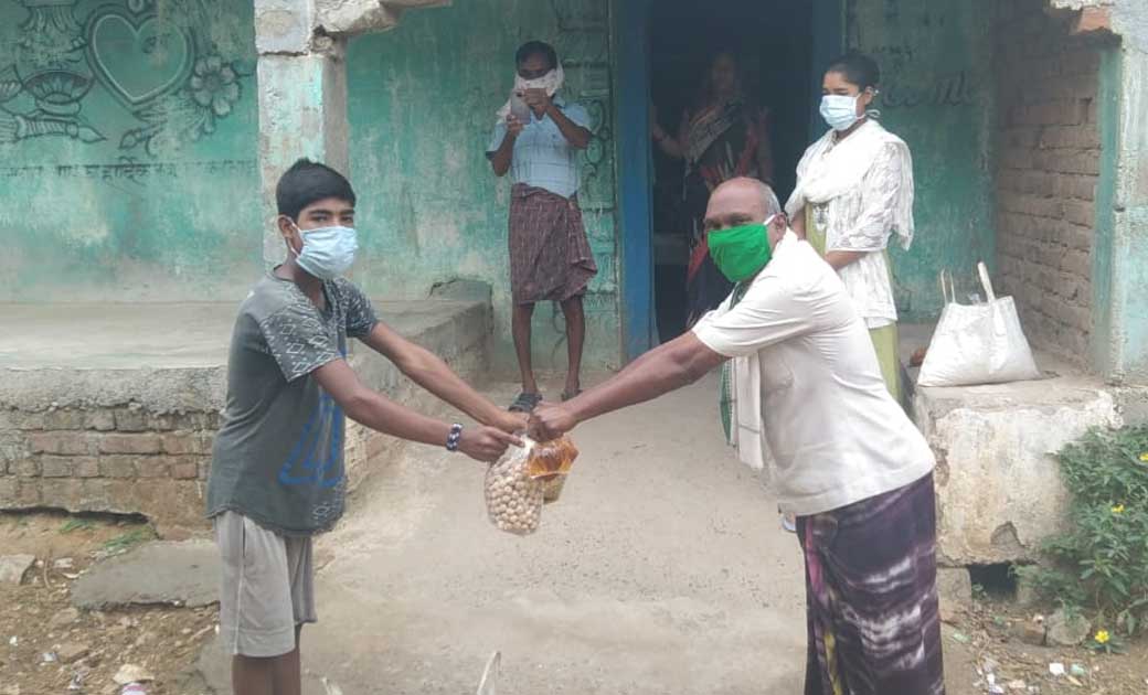 शासकीय पूर्व माध्यमिक शाला लोहडीपुर के बच्चो को सूखा राशन वि... - CG Sandesh