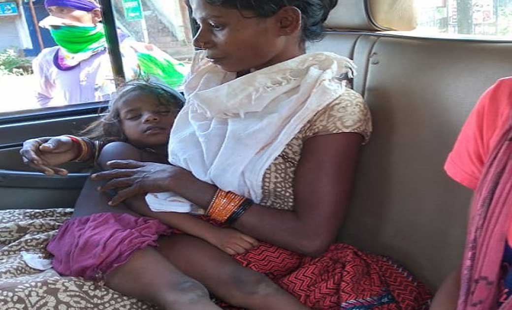 चलती ट्रेन के इंजन से टकराई मासूम, लोको पायलट ने लगाया इमरजे... - CG Sandesh