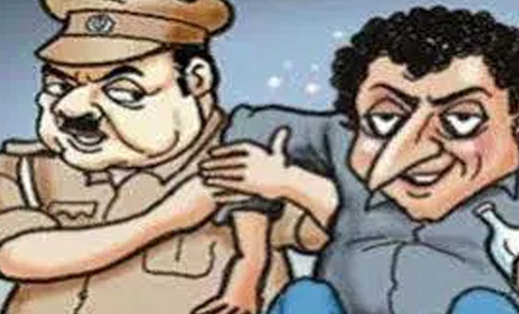 सरायपाली : शराब पीकर उत्पाद मचाने तथा शराब पीने के लिए साधन मुहैय्या कराने वालो पर कार्यवाही.