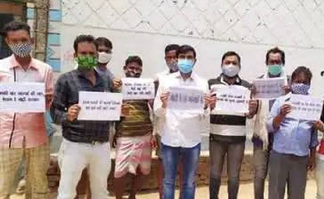 पिथौरा : देश में दिनोंदिन बढ़ती महंगाई के खिलाफ कांग्रेसियों ने धरना-प्रदर्शन कर केंद्र सरकार के खिलाफ नाराजगी जताई