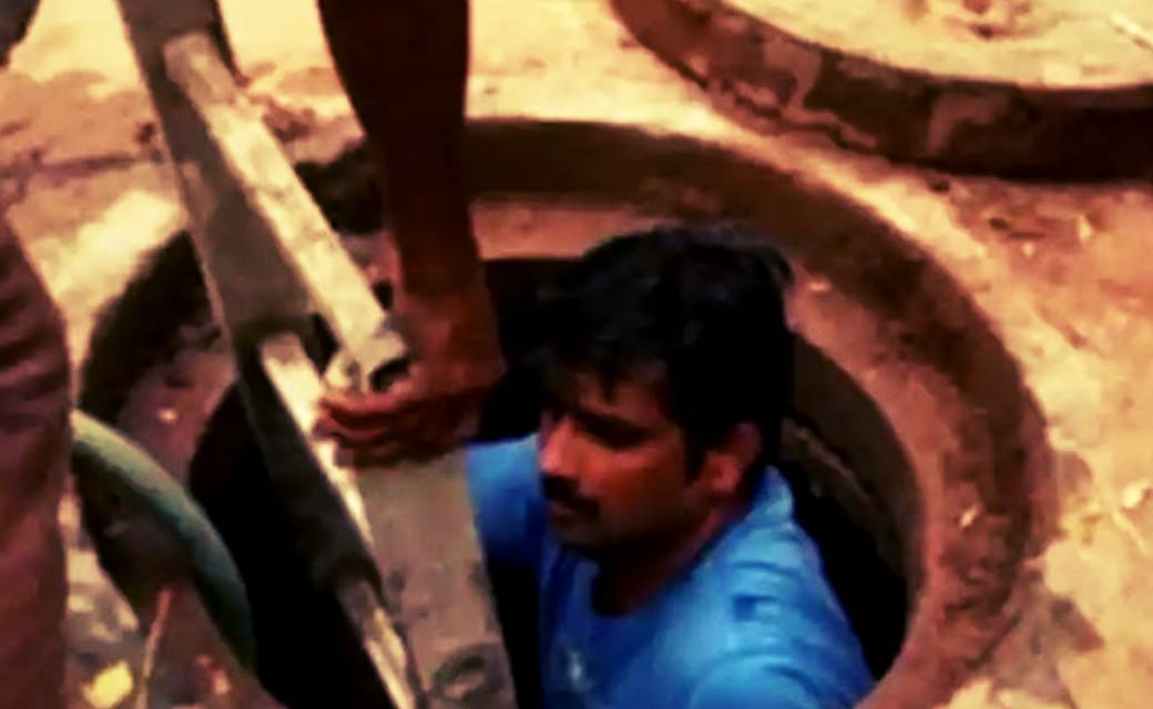 इस समय हमारी डिग्री हमारे किसी काम की नहीं...नाले की सफाई कर... - CG Sandesh