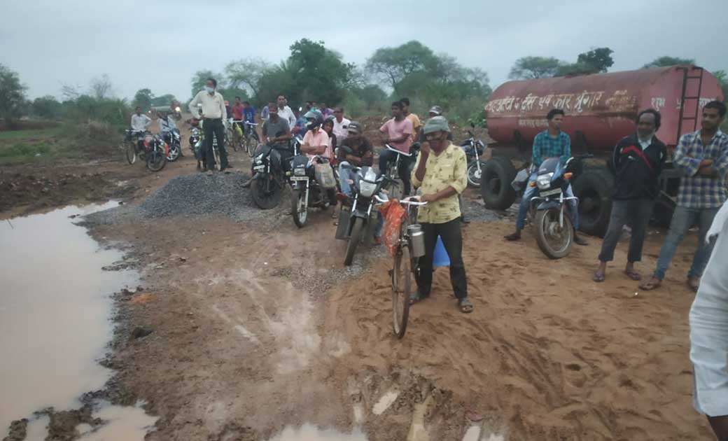 महासमुन्द : निर्माणाधीन पुलिया से राहगीर हैं परेशान